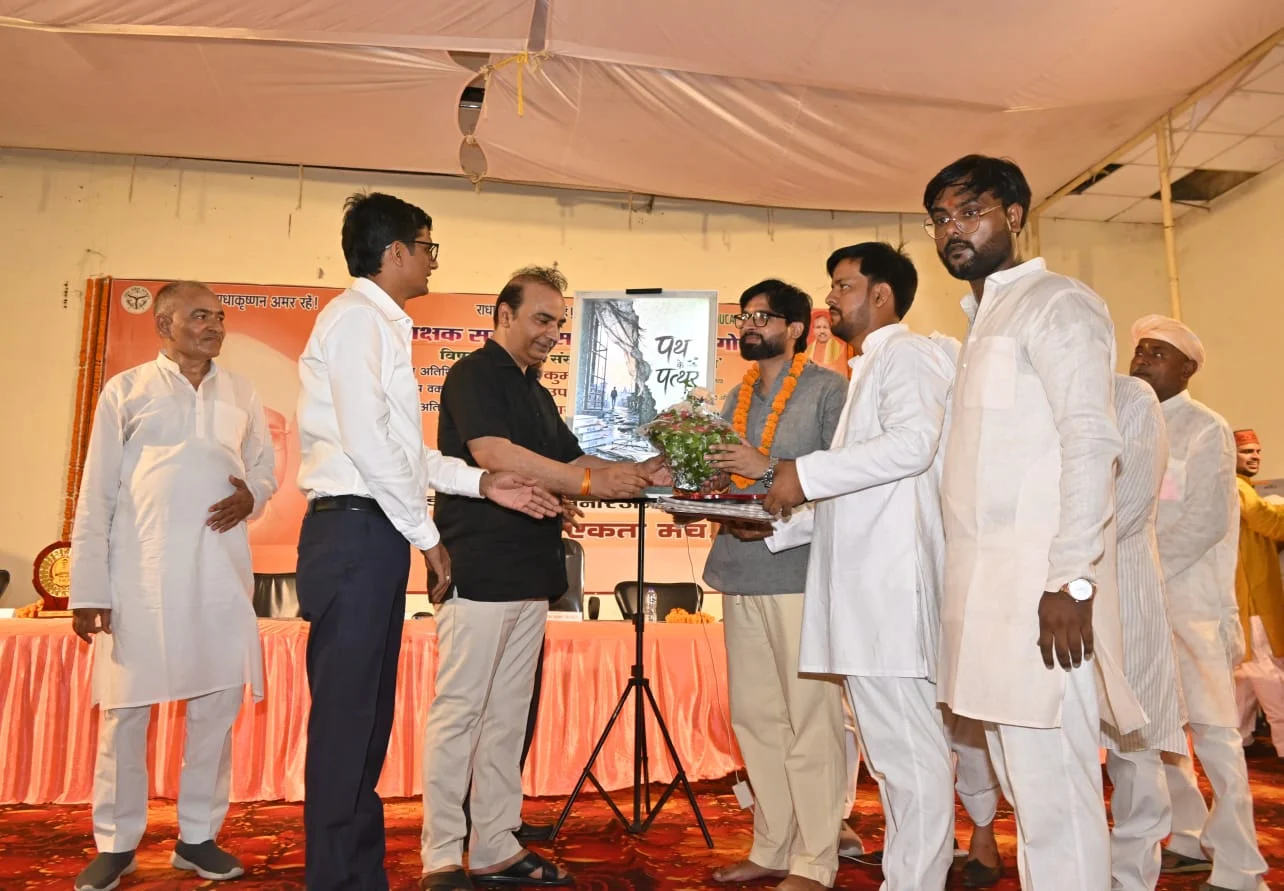 Guests presenting flowers beside the Path Ke Patthar cover at the launch
